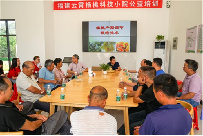 陈发兴教授为果农们答疑解惑。通讯员李泽钜 摄