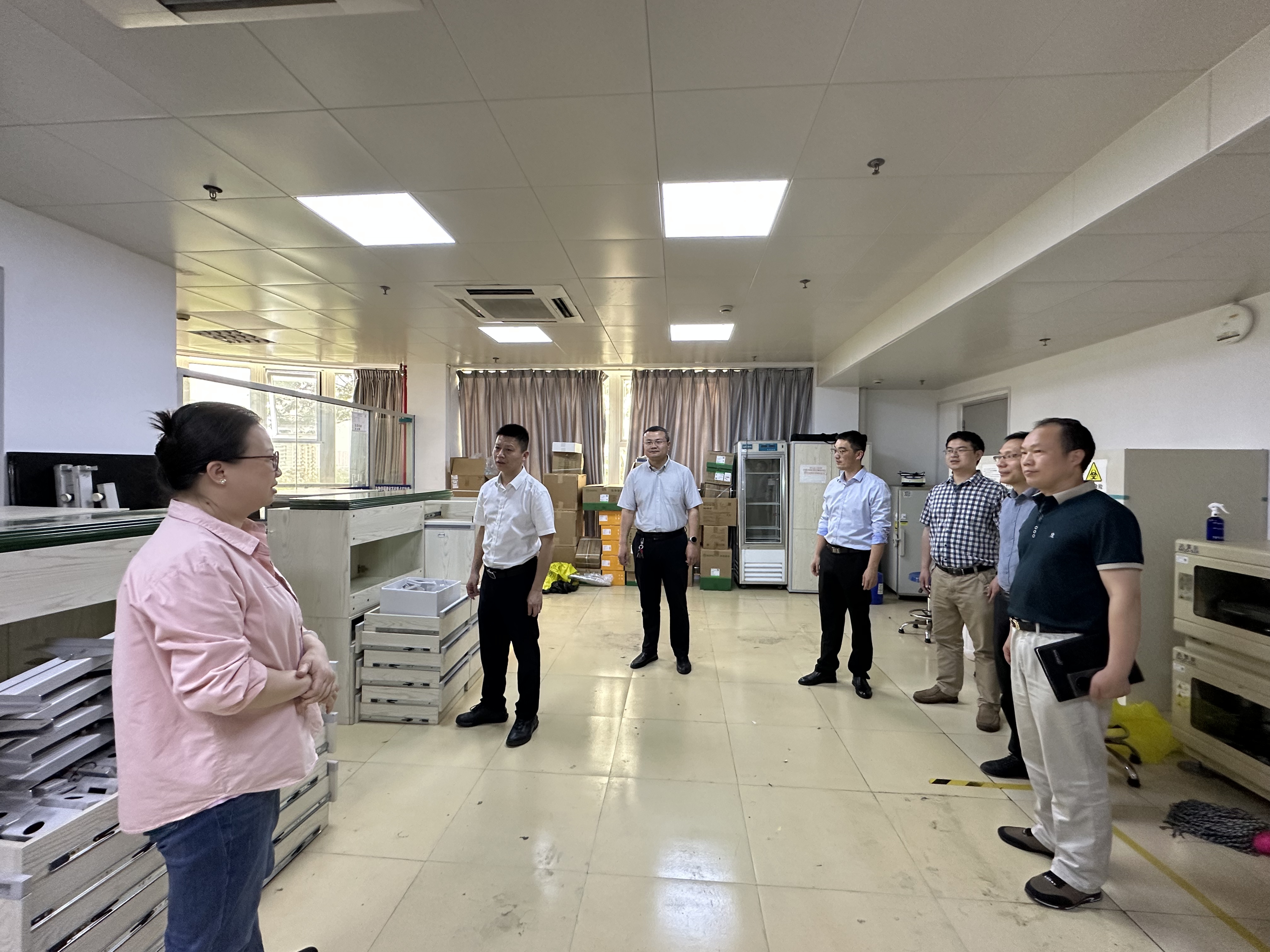 学院领导班子走访实验室开展安全检查.jpg