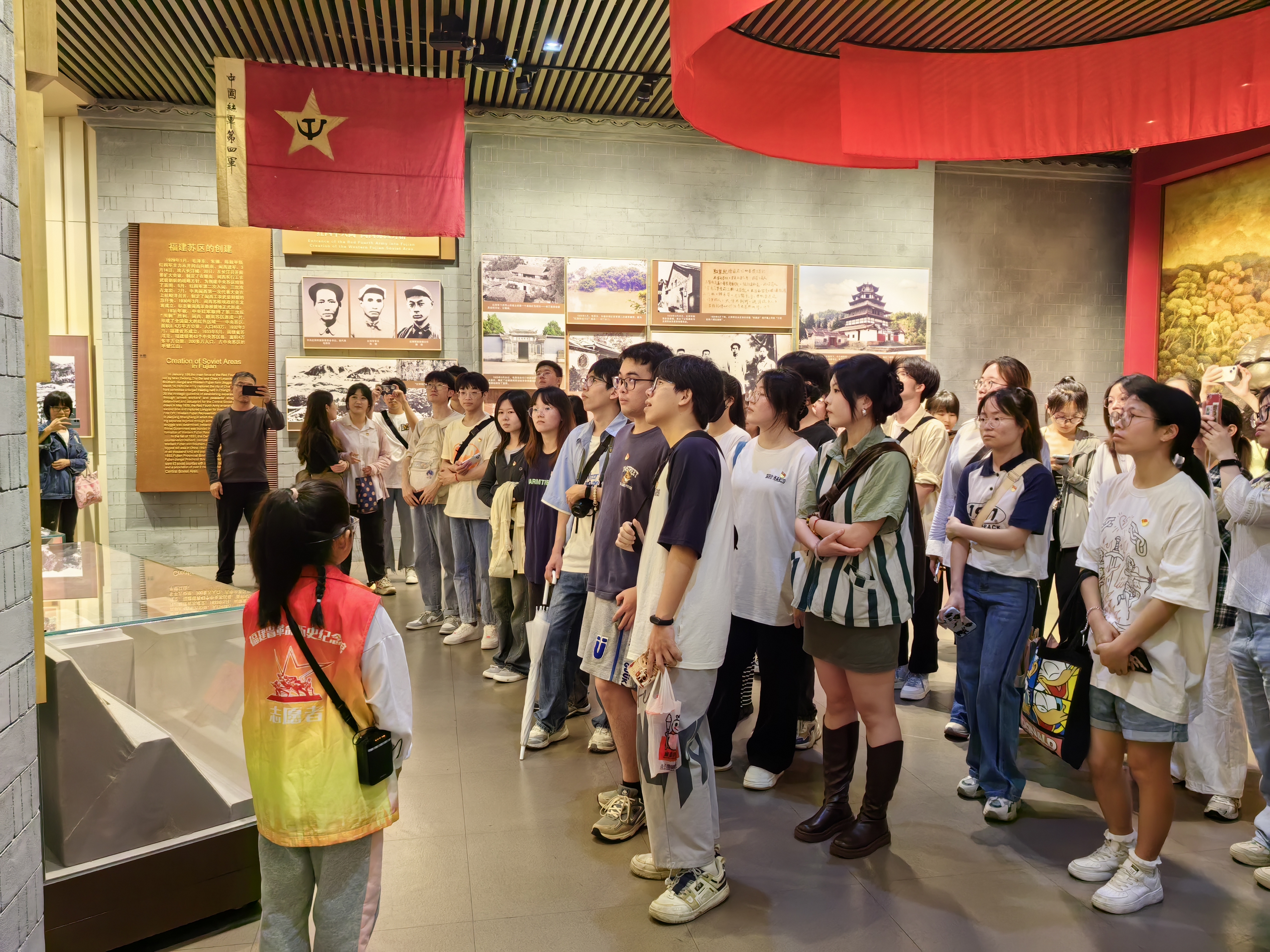 参观展馆.jpg