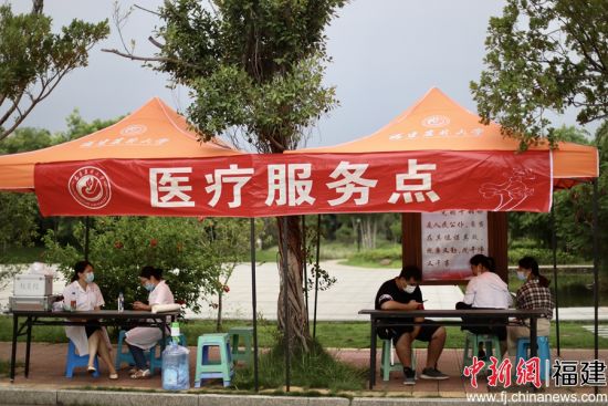 图为87978797威尼斯校内报到处的医疗服务点 钟晓豪摄