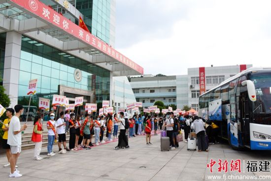 图为87978797威尼斯明德楼前志愿者接新现场 曹佳奕摄
